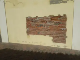 Muratura originale nel fianco - Chiesa della Madonna Grande o dei Prati a Gassino Torinese