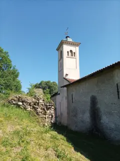 Fianco e campanile - Chiesa della Natività di Maria a Prato Sesia