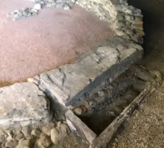 Tomba esterna all'abside - Basilica Paleocristiana di San Lorenzo a Aosta