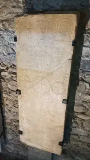 Lastra tombale vescovo Gallo - Basilica Paleocristiana di San Lorenzo a Aosta