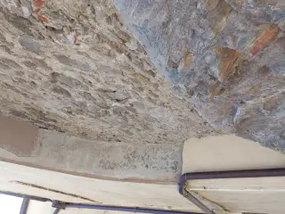 Tracce di affresco nel sottarco esterno - Parrocchiale dell' Assunzione di Maria a Bard