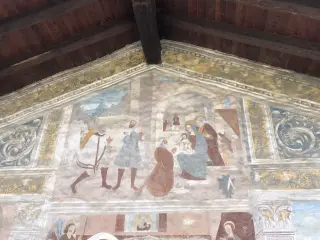 Affreschi in facciata - Cappella della Natività e Visitazione della Vergine a La SalleFrazione Cours o Ecours