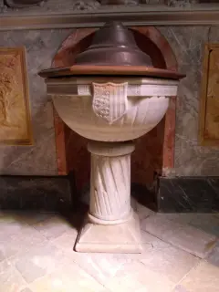 Battistero, fronte con arma Racconigi - Parrocchiale di San Lorenzo Martire a Cavour