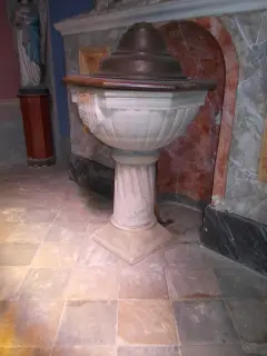 Battistero, lato destro AVGVST - Parrocchiale di San Lorenzo Martire a Cavour