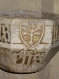 Acquasantiera arma dei Barberis, dettaglio - Chiesa di Santa Maria Maddalena a Villafranca Piemonte