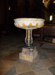 Prima campata lato destro, pila acquasanta in marmi pregiati - Chiesa di Santa Maria Maddalena a Villafranca Piemonte