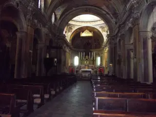 Interno verso presbiterio - Chiesa di Santa Maria Maddalena a Villafranca Piemonte