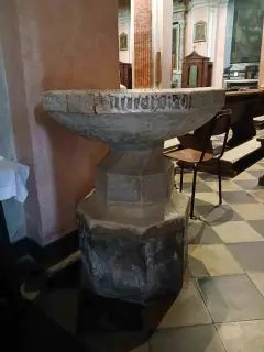 Fonte battesimale ora acquasantiera data 1409 - Parrocchiale di Santa Maria Assunta a Bricherasio