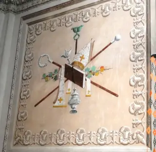 Stemmi papali nel coro - Chiesa di Santa Croce e Tutti i Santi a Bosco Marengo