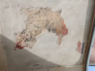 Lacerti di affreschi in facciata - Cappella di San Giacomo a Busca