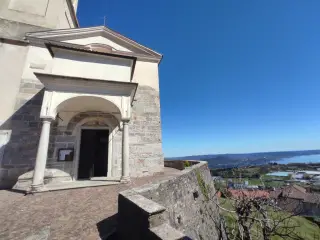 Portico e vista - Chiesa di San Leonardo a NebbiunoFrazione Tapigliano