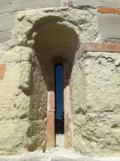 Monofora absidale - Chiesa dei Santi Giorgio e Grato a Andezeno