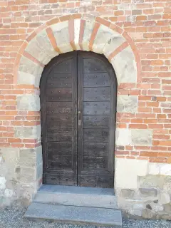 Portale anteriore - Chiesa dei Santi Giorgio e Grato a Andezeno