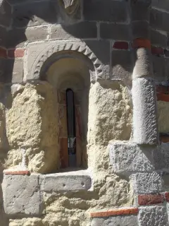 Monofora absidale - Chiesa dei Santi Giorgio e Grato a Andezeno