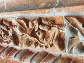 Fregio in cotto dettaglio - Chiesa o Abbazia di Sant'Antonio di Ranverso a Buttigliera AltaFrazione Sant'Antonio di Ranverso