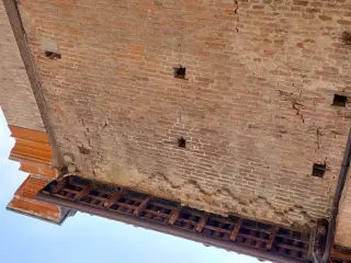 Fianco con fregi in cotto - Chiesa di San Giovanni Battista a Sale