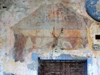 Affreschi in facciata - Annunciazione? - Cappella di San Giuliano a SaviglianoFrazione San Giuliano