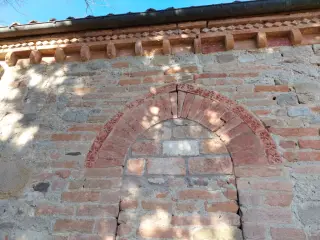 Fregio su arco tamponato - Chiesa dei Santi Fabiano e Sebastiano a Montiglio MonferratoFrazione Scandeluzza