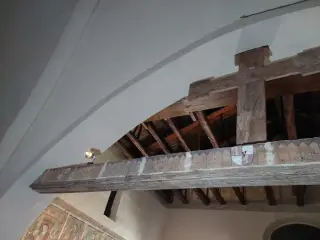 Trave con stemma dei Provana - Cappella di San Giuliano a Druento
