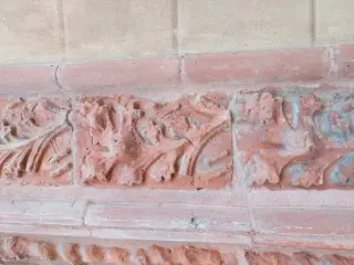 Decorazione in cotto del portale, dettaglio - Oratorio di San Bartolomeo a Valenza