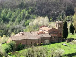 Vista d'insieme - Canonica di Santa Maria di Vezzolano a AlbugnanoFrazione Vezzolano
