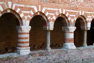 Chiostro - Canonica di Santa Maria di Vezzolano a AlbugnanoFrazione Vezzolano