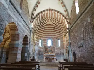 Interno - Canonica di Santa Maria di Vezzolano a AlbugnanoFrazione Vezzolano