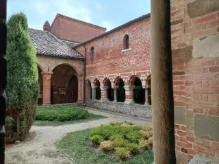 Chiostro - Canonica di Santa Maria di Vezzolano a AlbugnanoFrazione Vezzolano