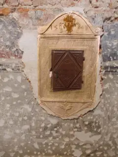 Presbiterio lato evangelo, antico  tabernacolo a muro per il Santissimo (1547) - Ex Parrocchiale di Santa Caterina a Villanova MondovìFrazione Villa