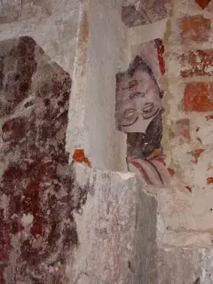 Navata destra, pilastro, testa di un martire decollato - Ex Parrocchiale di Santa Caterina a Villanova MondovìFrazione Villa