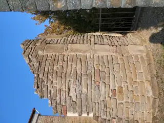 Resti lato esterno - Resti Dell'abside Della Chiesa di San Pietro a Visone