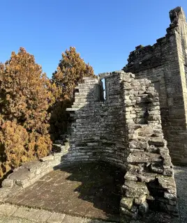 Resti lato interno - Resti Dell'abside Della Chiesa di San Pietro a Visone