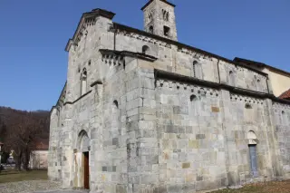 Facciata e fianco - Parrocchiale dell' Assunta o di Santa Maria a Armeno