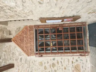 Porta laterale con decorazioni i cotto - Parrocchiale dell' Assunta a Rossana