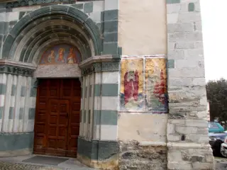 Portale e affreschi - Parrocchiale di Santa Margherita a Casteldelfino