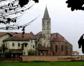 Abside e campanile - Abbazia di Santa Maria a RevelloFrazione Staffarda