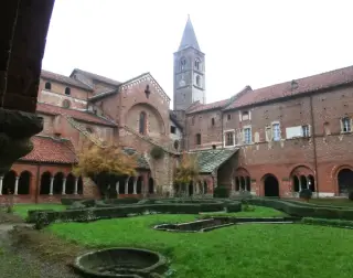 Chiostro e fianco - Abbazia di Santa Maria a RevelloFrazione Staffarda