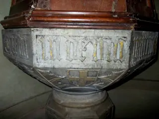 Fonte battesimale IN DEUM - Campanile Antica Chiesa di San Giovanni Battista a Barge