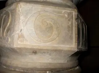 Fonte battesimale stelo, G(ratia) - Campanile Antica Chiesa di San Giovanni Battista a Barge