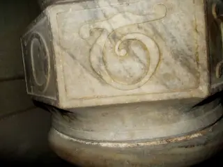 Fonte battesimale stelo, T(ecum) - Campanile Antica Chiesa di San Giovanni Battista a Barge