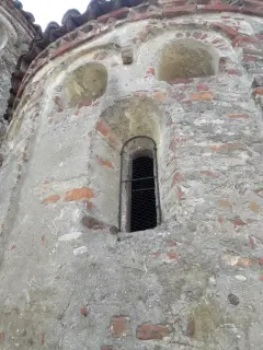 Monofora absidale - Chiesa di San Giovanni Ai Campi a Piobesi Torinese