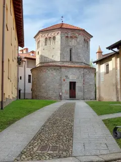Porta tamponata - Battistero di San Giovanni a Agrate Conturbia