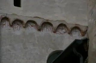 Affreschi simbolici sotto gli archetti pensili - Cattedrale di San Giusto a Susa