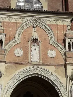 Portale fianco destro - Cattedrale di Maria Assunta e San Gottardo a Asti