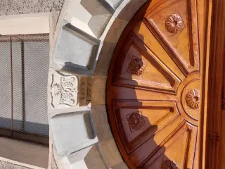 Dettaglio portale - Parrocchiale di Santa Maria Assunta a Chiomonte