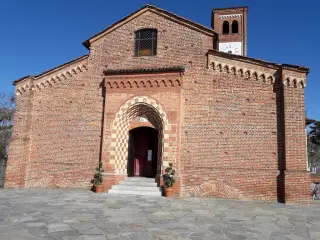 Facciata - Chiesa della Madonna di Viatosto o Maria Ausiliatrice a AstiFrazione Viatosto