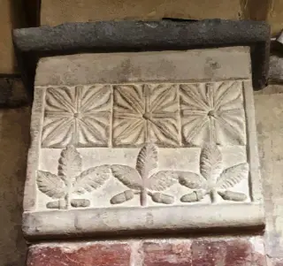 Capitello con stemma famiglia nobiliare - Chiesa della Madonna di Viatosto o Maria Ausiliatrice a AstiFrazione Viatosto