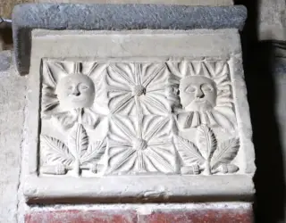 Capitello con stemma famiglia nobiliare - Chiesa della Madonna di Viatosto o Maria Ausiliatrice a AstiFrazione Viatosto