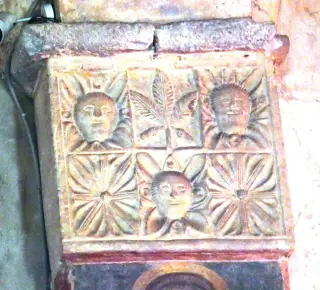 Capitello con stemma famiglia nobiliare - Chiesa della Madonna di Viatosto o Maria Ausiliatrice a AstiFrazione Viatosto