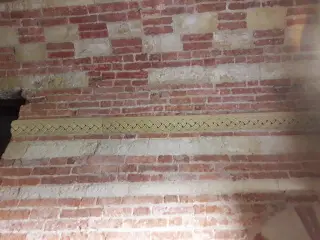 Fregio nell'ingresso - Battistero o Rotonda di San Pietro in Consavia a Asti